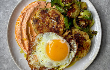 Potatoe cakes with brussel sprouts, fried egg and harissa yoghurt